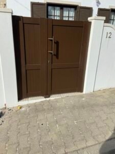 Cancela de jardim de 2 folhas com trinco eléctrico.