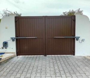 Fabricação e montagem de portão de 2 folhas em alumínio Ral 8014