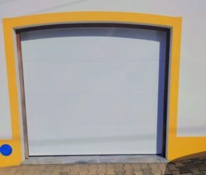 Portão seccionado branco liso