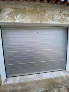 Portão seccionado cinza com colocação de motor e sistema com abertura por wifi (telemóvel)